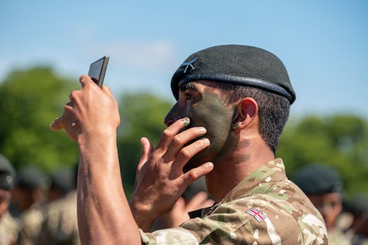 man applying sunscreen